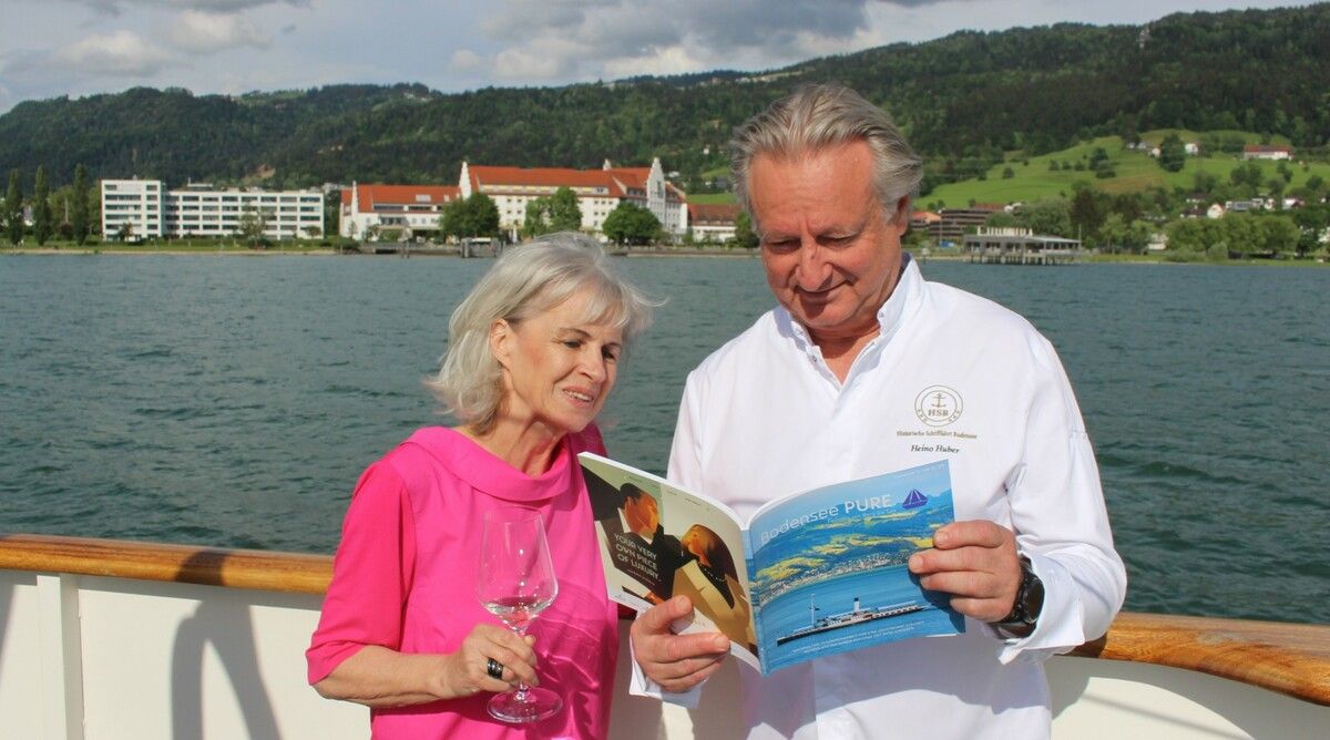 „Auf hoher See“, bei einer Ausfahrt mit der Oesterreich, erläutern Präsident Heino Huber und Geschäftsstellenleiterin Judith Hilbrand das Projekt. STP