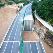 Autobahnbrücke stürzt in China ein