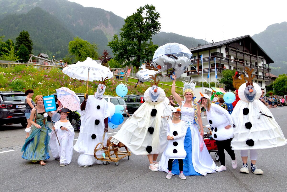 Bei der Sommerfasnat erfolgte ein Umzug vom Nannaree bis zum Valiseraparkplatz beim Silvretta Park. SCO (2)