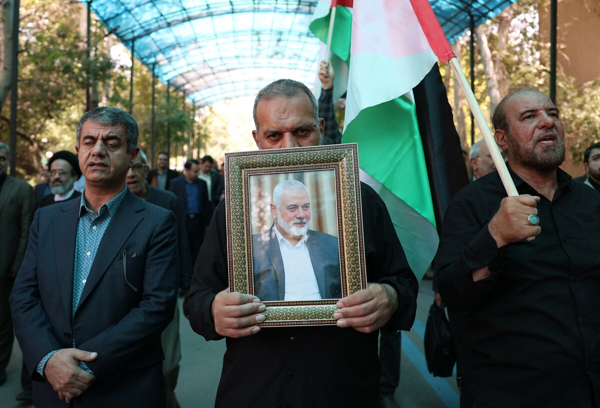 Bei einer Kundgebung vor der Universität in Teheran gehen Menschen für den getöteten Hamas-Chef auf die Straße.AFP