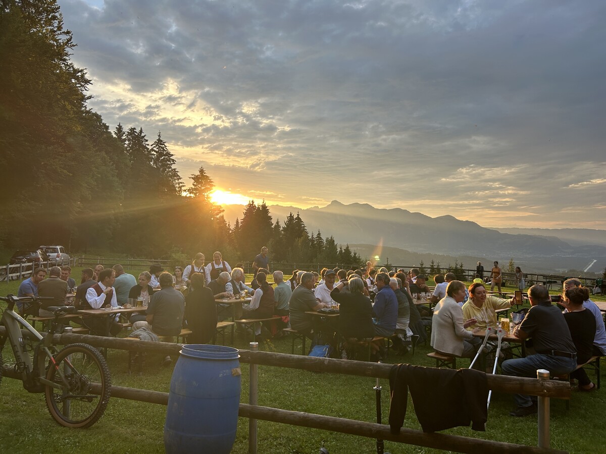 Beim Dämmerschoppen am Sturnabühel konnte der Abend ausklingen.VN/HARTMANN