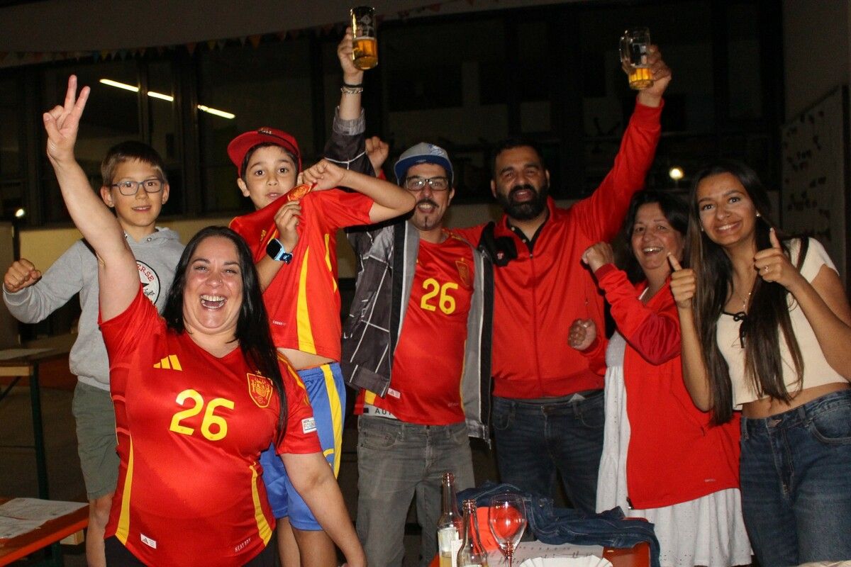 Beim Public-Viewing in Alberschwende wurde die siebenköpfige Spanier-Gruppe in totale Glückseligkeit versetzt. STP (2)