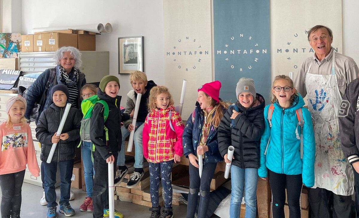 Beim Thema Malen und gestalten waren die Kinder im Kunstforum Montafon bei Roland Haas zu Besuch. STO