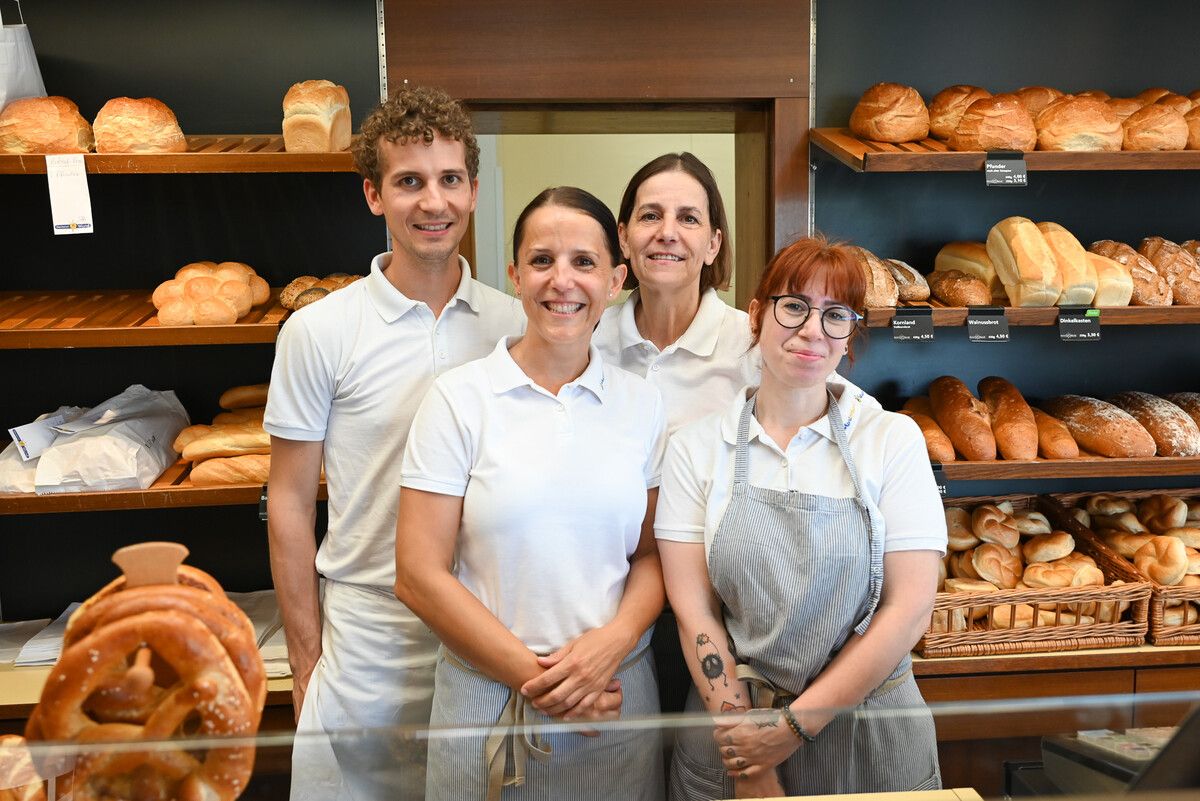 Benjamin, Bettina und Renate Wund sowie Mitarbeiterin Katja verabschiedeten sich am Samstag von ihren Kunden.bvs (3)