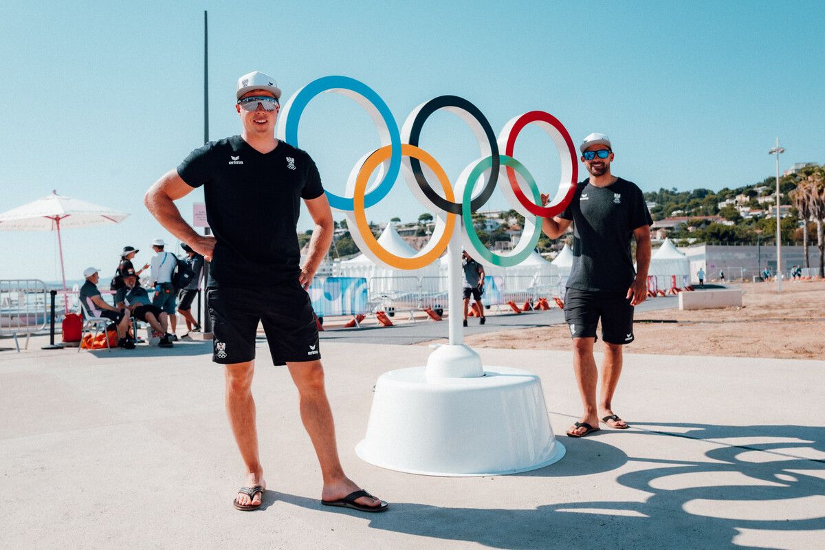 Benjamin Bildstein und David Hussl mit den Olympischen Ringen.ÖOC