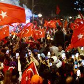 Wolfsgruß-Wirbel überschattet türkisches Fußballfest in Berlin