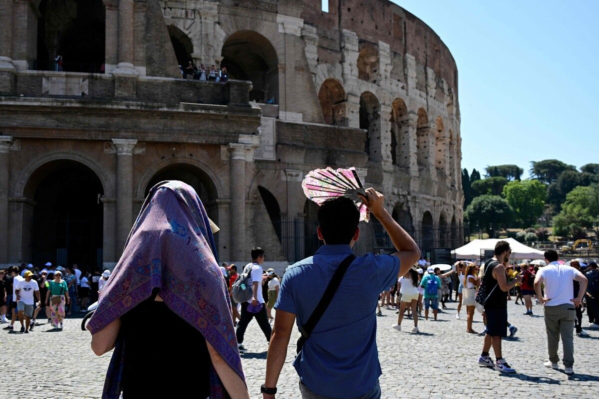 Besonders betroffen ist laut Meteorologen Süditalien. Bereits am Samstag hatte eine Massenflucht italienischer Urlauber aus den Städten wie Rom begonnen. afp