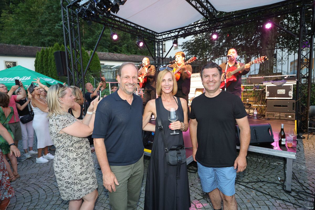 Bgm. Dieter Egger mit Gertrud und Organisator Nico Vulaj. AME