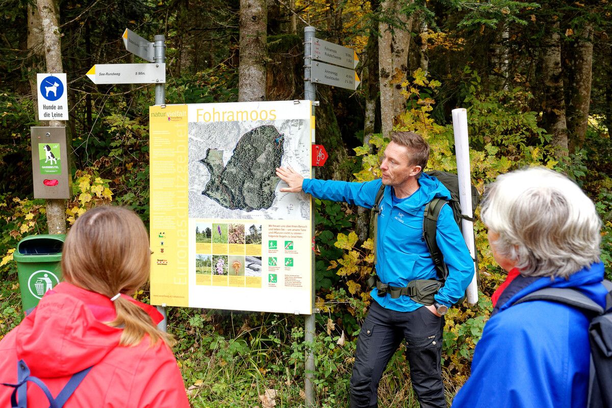 Biologe Lukas Rinnhofer erklärt die Auswirkungen der Temperaturerhöhungen auf unsere bedeutenden Kohlenstoffspeicher, die Moore. Rinnhofer/Salzgeber