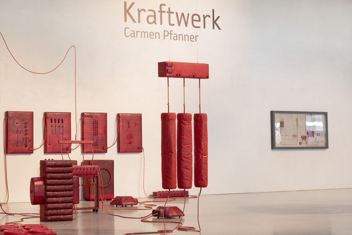 Blutrot leuchtet Carmen Pfanners „Kraftwerk“ im Atrium des vorarlberg museums in Bregenz.vlm/Petra Rainer