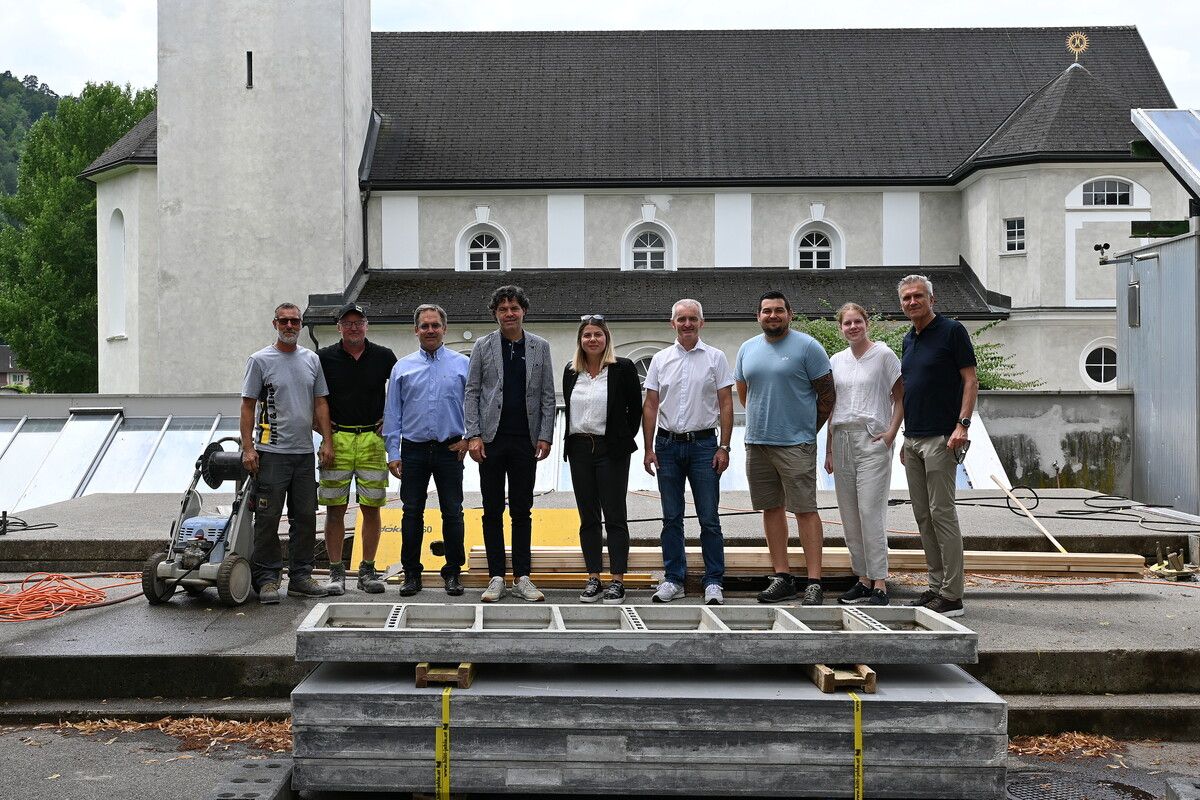 Bürgermeister Manfred Rädler (4.v.l.) und Vizebürgermeisterin Andrea Kerbleder (5.v.l.) freuen sich über die Umsetzung dieses lang ersehnten Vorhabens.stadt feldkirch