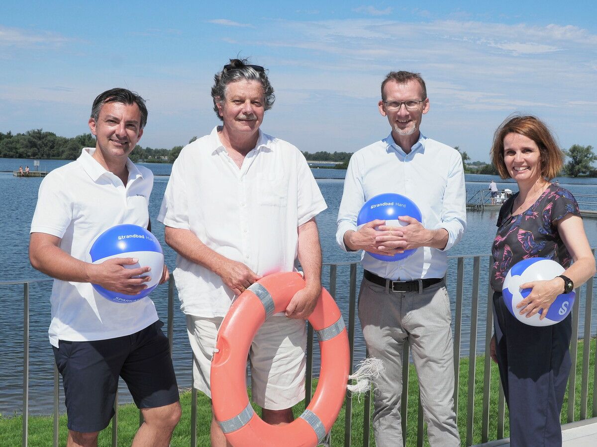 Bürgermeister Martin Staudinger mit Landschaftsarchitekt Johann Senner (Planstadt) sowie den Architekten Hagen Pohl und Inge Steinegger bei der Strandbaderöffnung. sie