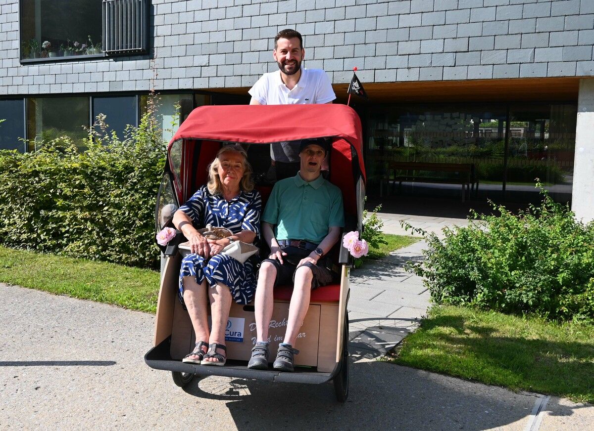 Bürgermeister Simon Tschann trat selbst in die Rikscha-Pedale.stadt bz