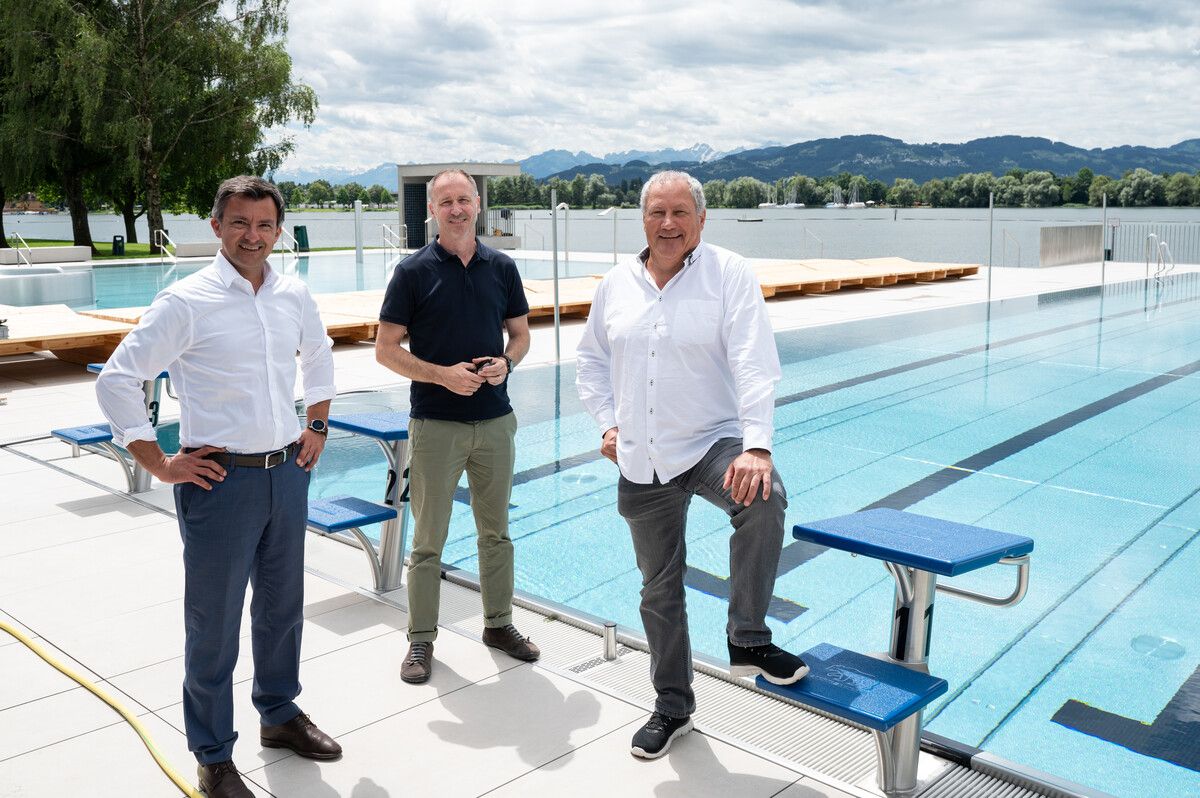 Bürgermeister Staudinger, Michael Pölzer und Erich Lindner vor dem Schwimmerbecken. VN/Serra