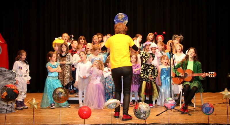 Carolin Maffei-Büchel und Susanne Moosbrugger dirigierten begeistert den Kinderchor Tonflöhe.Tonflöhe Wolfurt