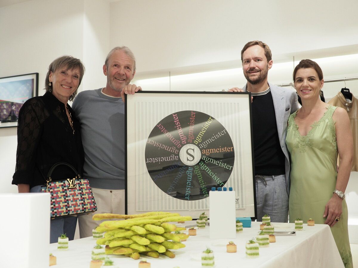 Caroline (r.) und Clemens Sagmeister mit Künstler Armin Dingler und seiner Partnerin Petra Hartmann bei der Vernissage. sie