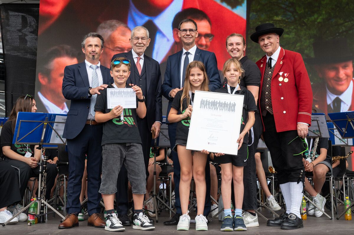 „Cilli“ begeisterte mit ihrem Auftritt am Platz der Wiener Symphoniker Landeshauptmann Markus Wallner und Bundespräsident Alexander van der Bellen. vlk / serra