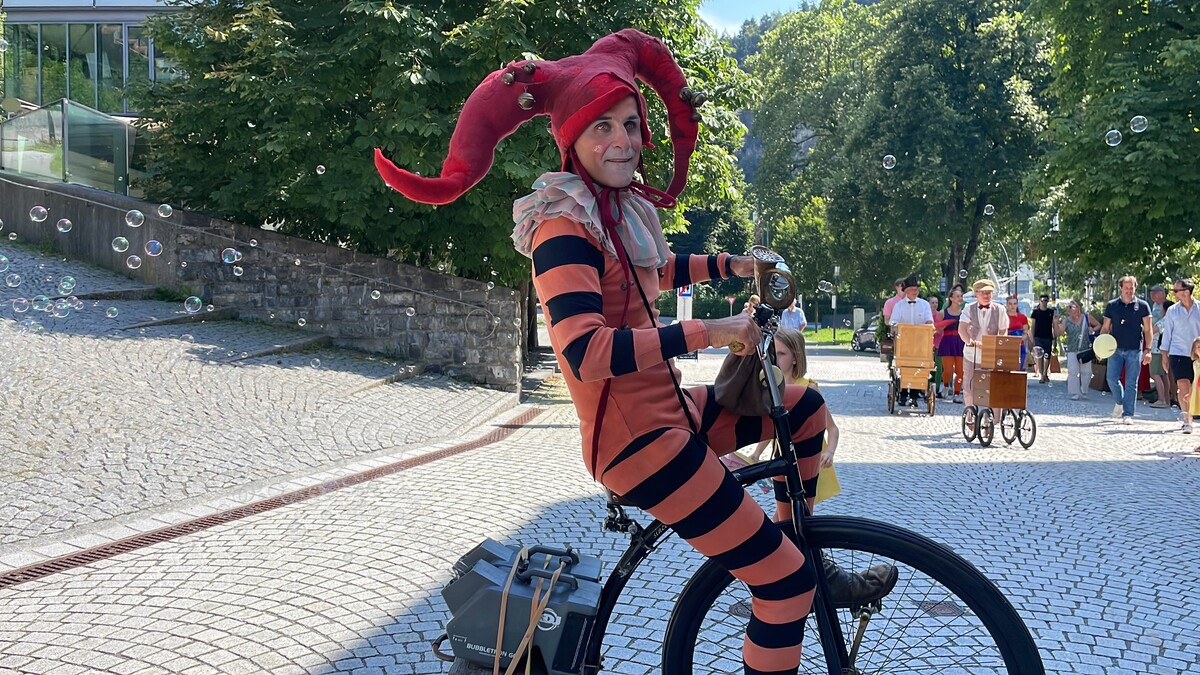 Clown Pompo wurde die Ehre zuteil, die Parade durch die Stadt anzuführen.