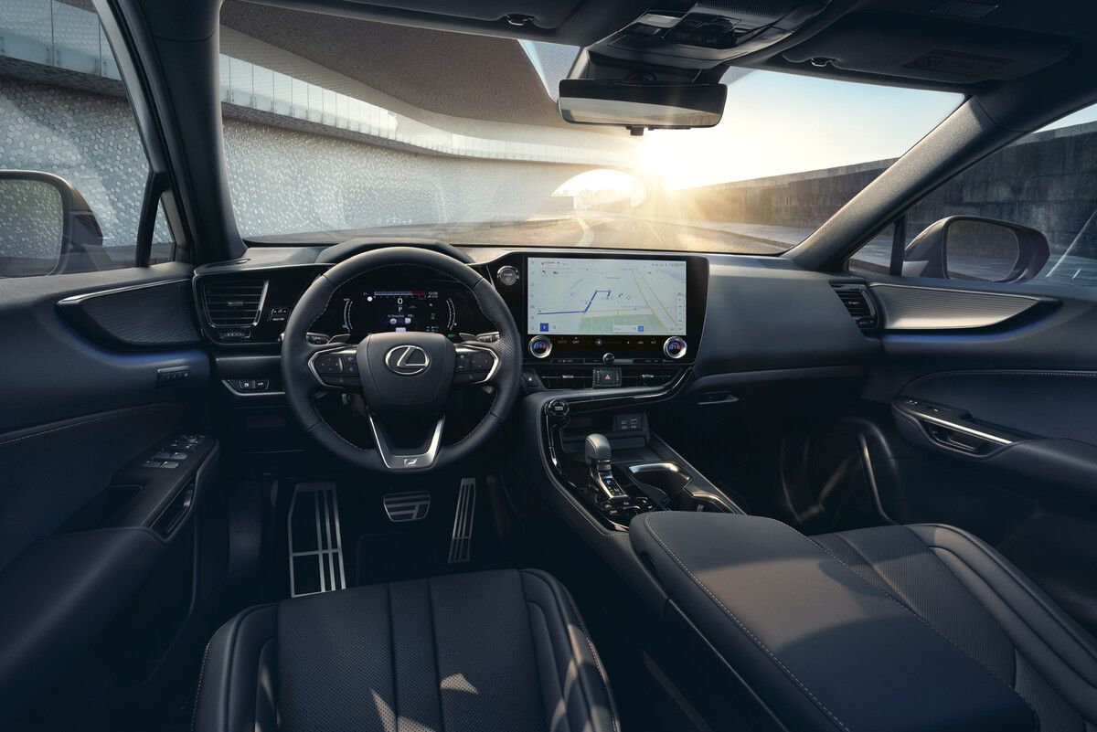 Cockpit mit Augenmerk auf den europäischen Markt, mit nachvollziehbarem Infotainmentsystem.