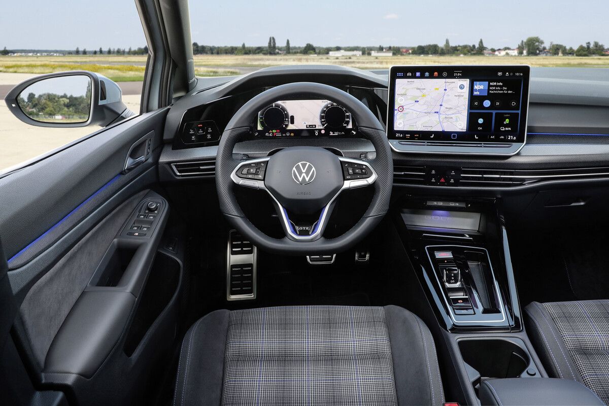 Cockpit: trotz Volldigitalisierung im typischen Golf-Stil gehalten.