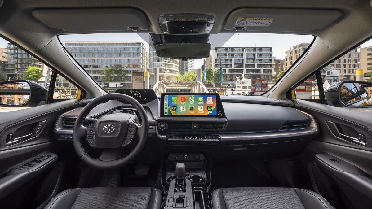 Das Cockpit ist zwar digitalisiert, doch gibt’s noch intuitiv auffindbare analoge Regler und Tasten.