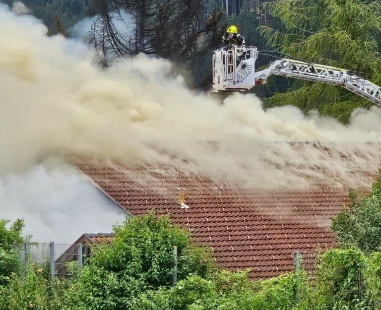 Das Feuer wurde auch mittels eines Steigers bekämpft.