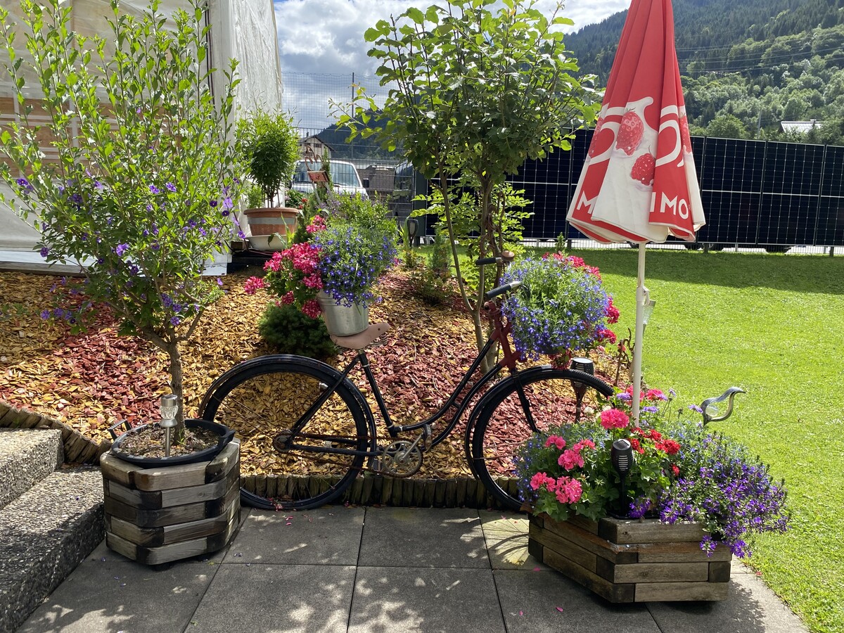 Das Freibad ist mit vielen Blumen dekoriert.