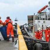 Öl aus gesunkenem Tanker ausgetreten