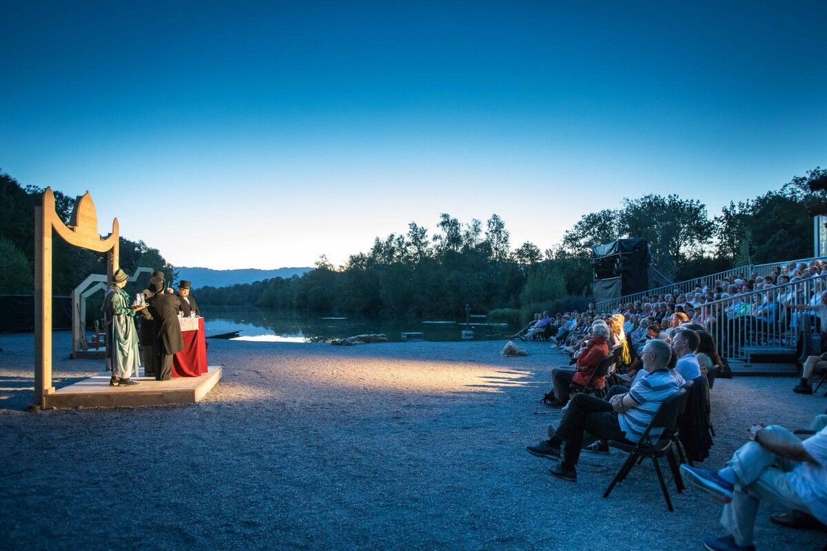 Das Theater im Kies setzt nach dem großen Erfolg des Stücks „Die Korrektur eines Tunichtguts“ im vergangenen Sommer seine beliebte Serie fort und vereint damit erneut Natur und Schauspiel kunstvoll.Julie Walser