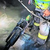 Tragisch: Fahrradfahrer stirbt nach Sturz in die Ill