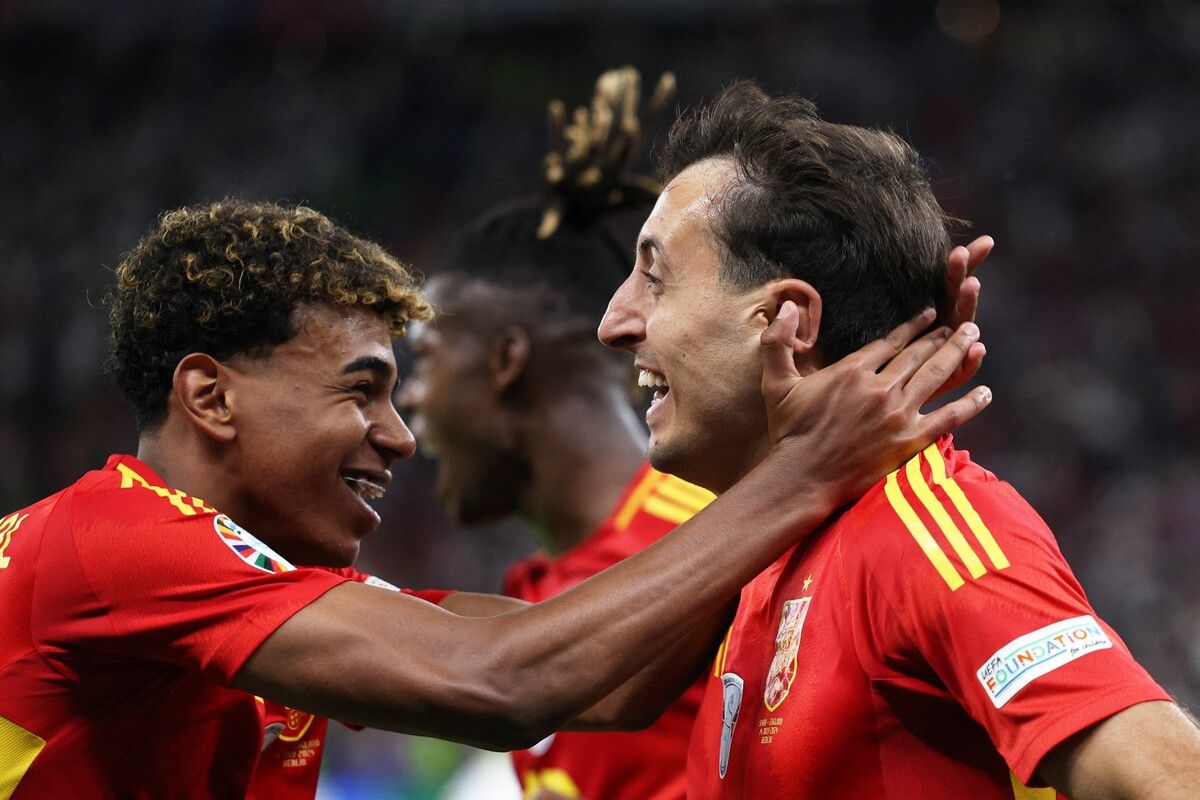 Der beste Jungstar der EM-Endrunde 2024 in Deutschland, Lamine Yamal, jubelt mit dem Siegtorschützen der Spanier im Endspiel gegen England, Mikel Oyarzabal.afp