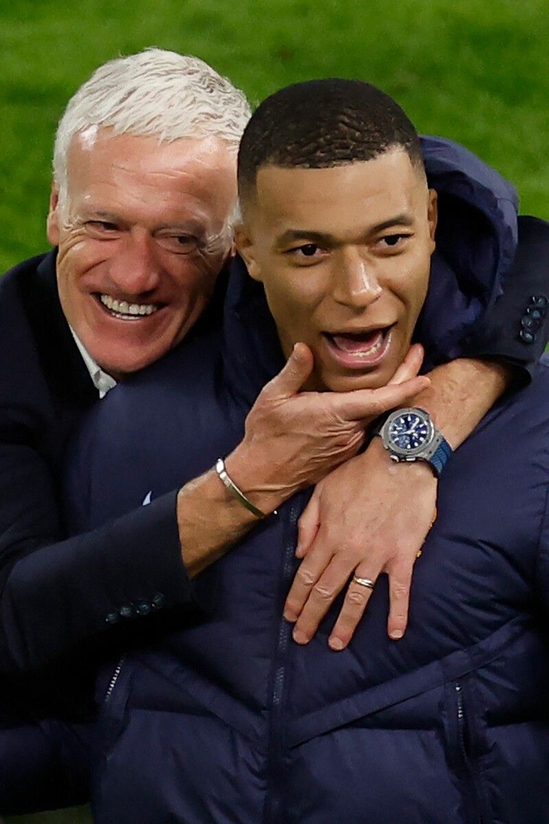 Der Chef Didier Deschamps und sein Starspieler Kylian Mbappé.afp/3