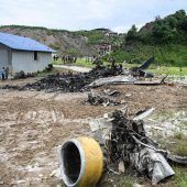 Flugzeug in Nepal beim Start ­verunglückt: 18 Tote