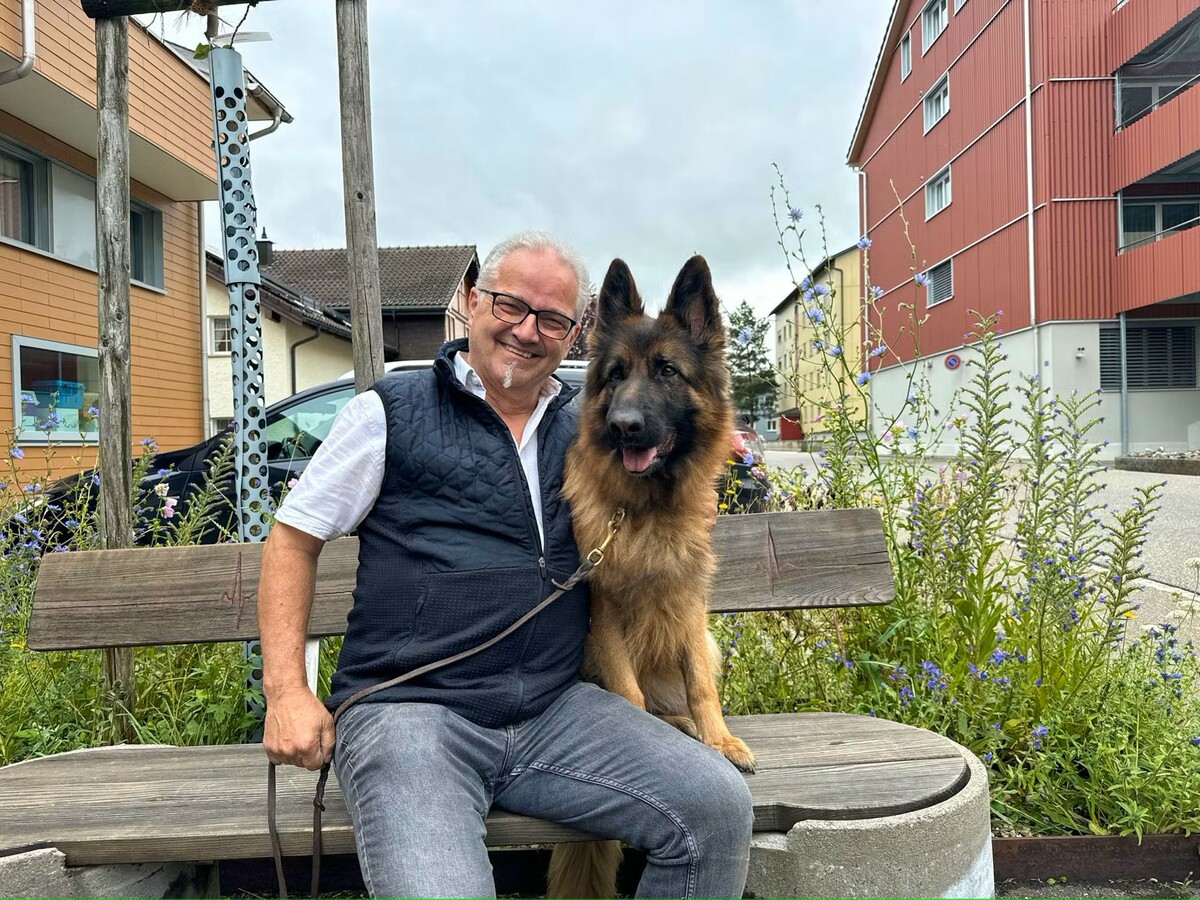 Der glückliche Hundebesitzer mit seiner geretteten Hündin Ayla. kapo appenzell i.RH.