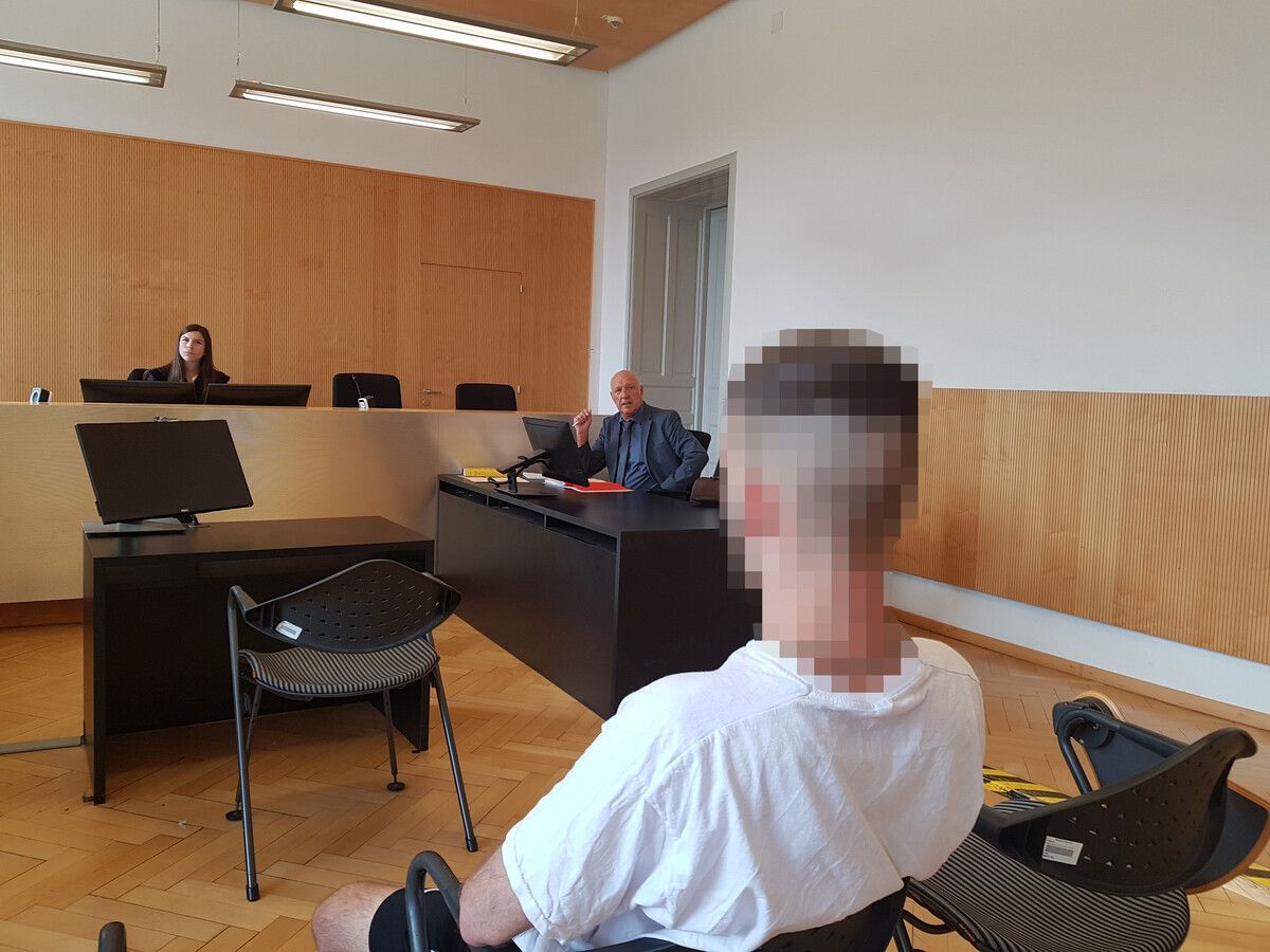 Der Intensivtäter musste erneut im Verhandlungssaal im Landesgericht Feldkirch Platz nehmen. EC