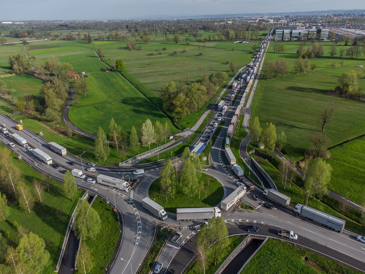 Der Lkw-Verkehr rund um Wolfurt wird zur zunehmenden Belastung, etwa beim Kreisverkehr Dornbirn-Nord. VN