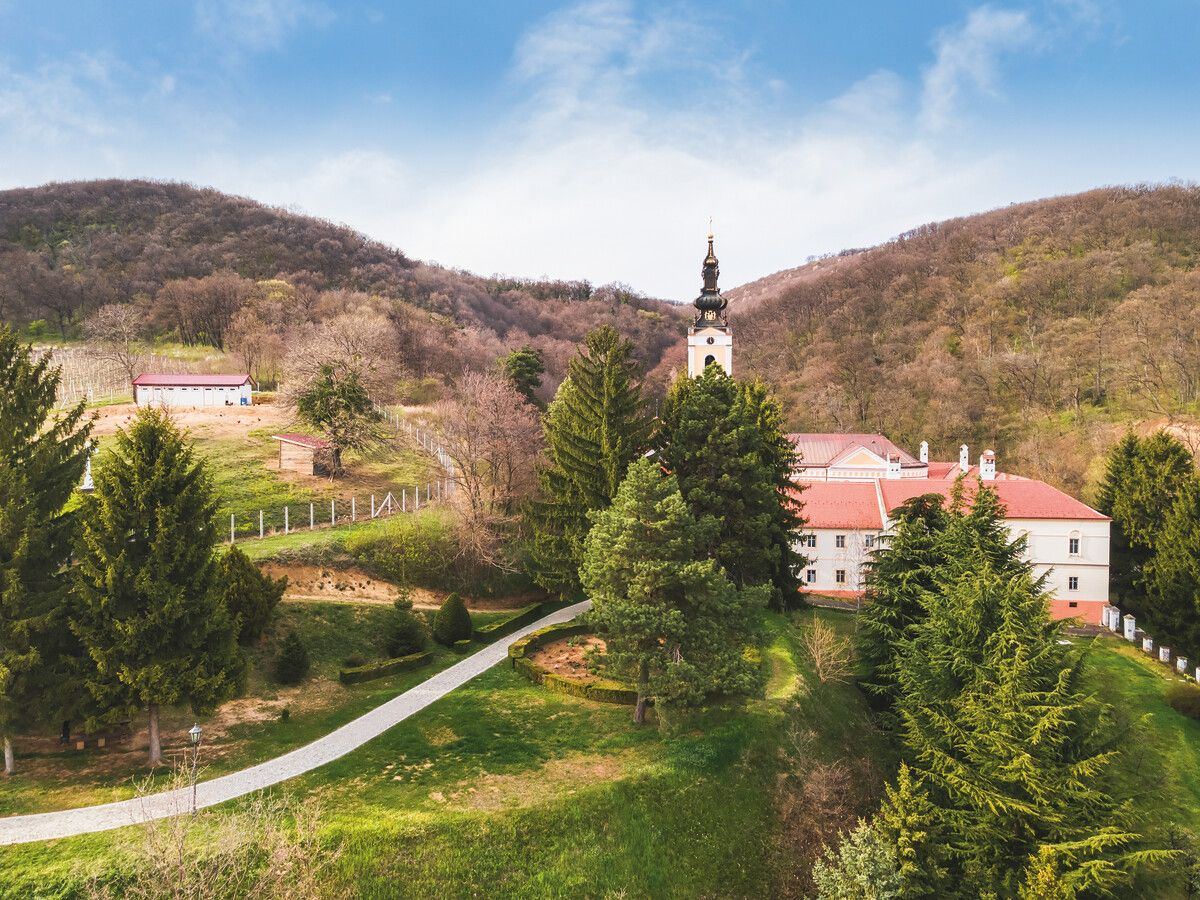 Der Nationalpark Fruska Gora ist bekannt für seine vielen Klöster in wunderschöner Lage. Shutterstock