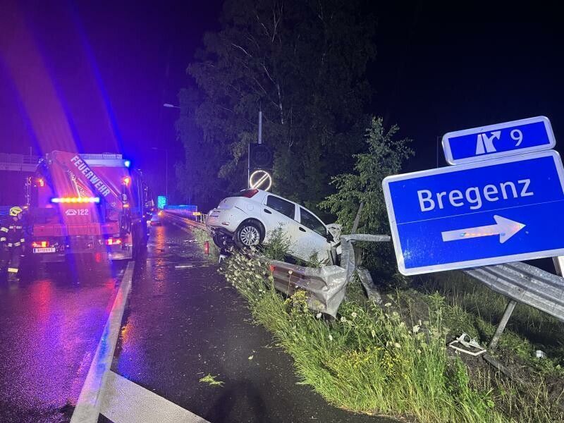 Der Pkw der 53-Jährigen war nahezu ungebremst in die Zwickel der Leitschiene der Autobahn geprallt. asdkfjasdf