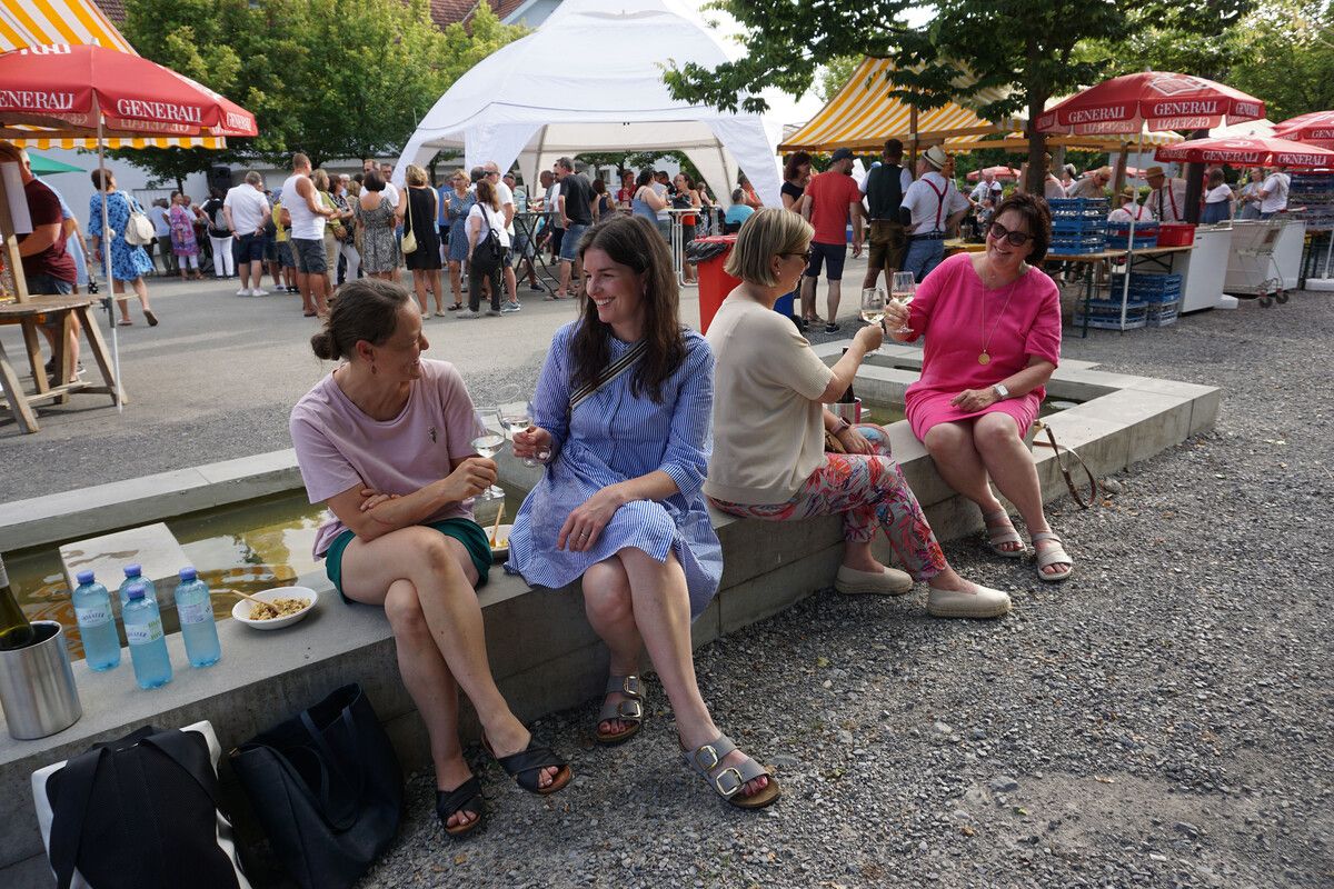 Der Platz beim Vereinshaus wird zum gemütlichen Weindorf. hapf (2)