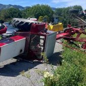 Fahrer unter Traktor eingeklemmt