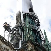 Feuer am Spitzturm von gotischer Kathedrale im französischen Rouen