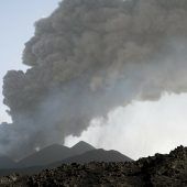 Ätna spuckt erneut Lava und Asche