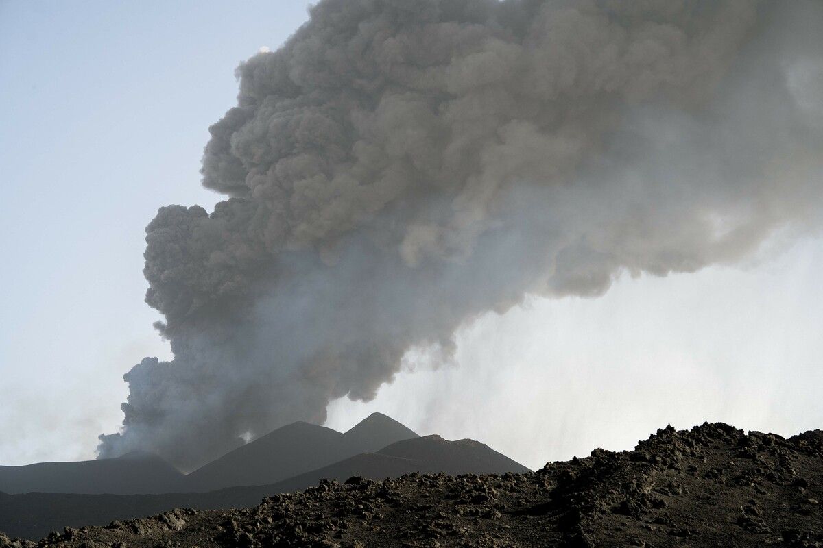 Der Vulkan Ätna stieß gestern eine fünf Kilometer hohe Aschewolke aus. afp