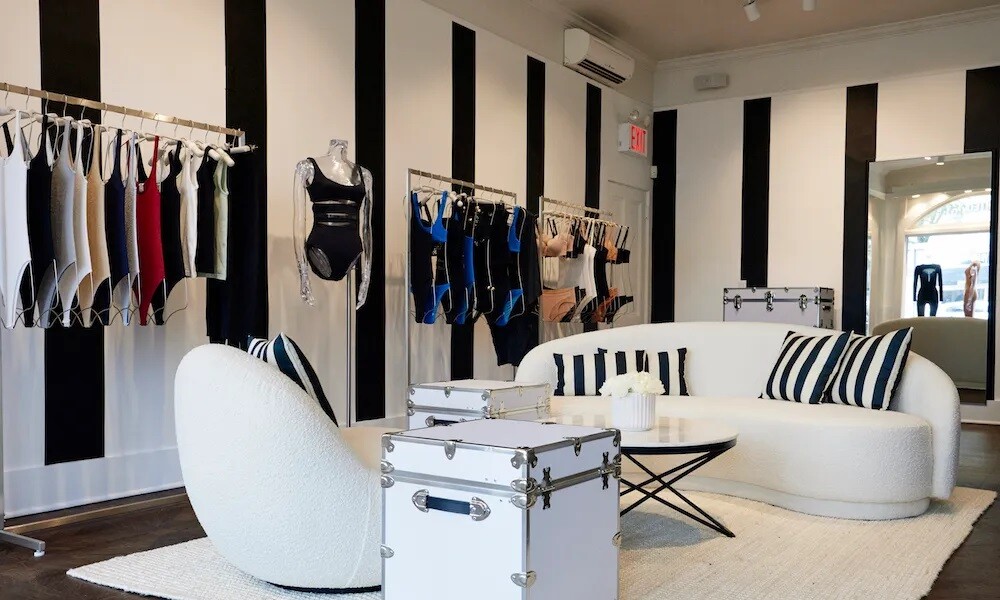Der Wolford-Pop-up-Store in East Hampton, eine Eröffnung in Hongkong und mehrere Updates locken Kundinnen an. FA