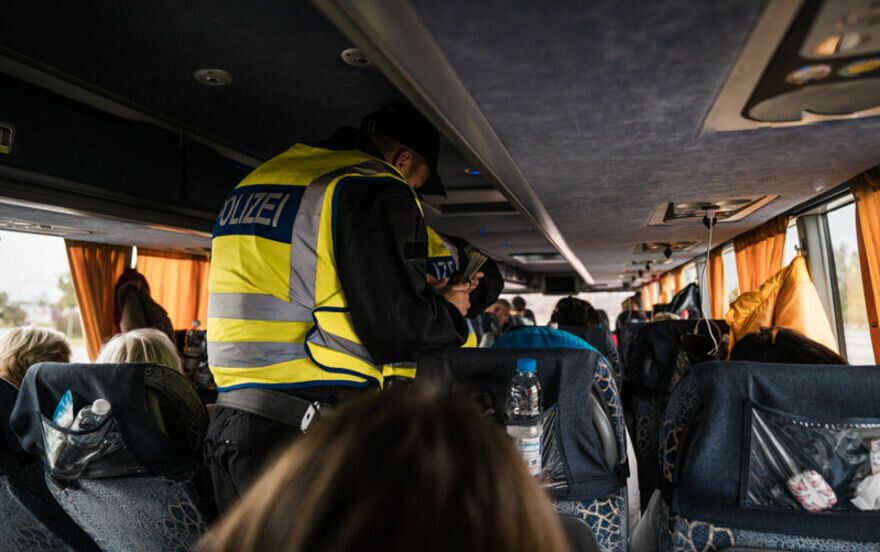 Deutsche Bundespolizisten bei einer der regulären Kontrollen von Fernreisebussen an der Grenze Hörbranz/Lindau. symbol/bundespolizei