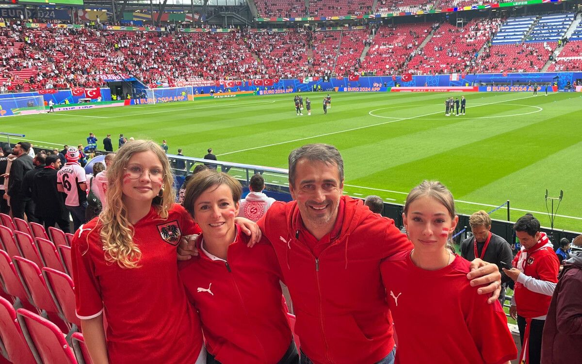 Didi Berchtold im Stadion von Leipzig mit Gattin Brigitte und Madita sowie Emma Gohm (ganz links).VN