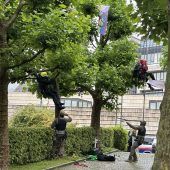 Die Cobra holte vor dem Landtag Aktivisten vom Baum
