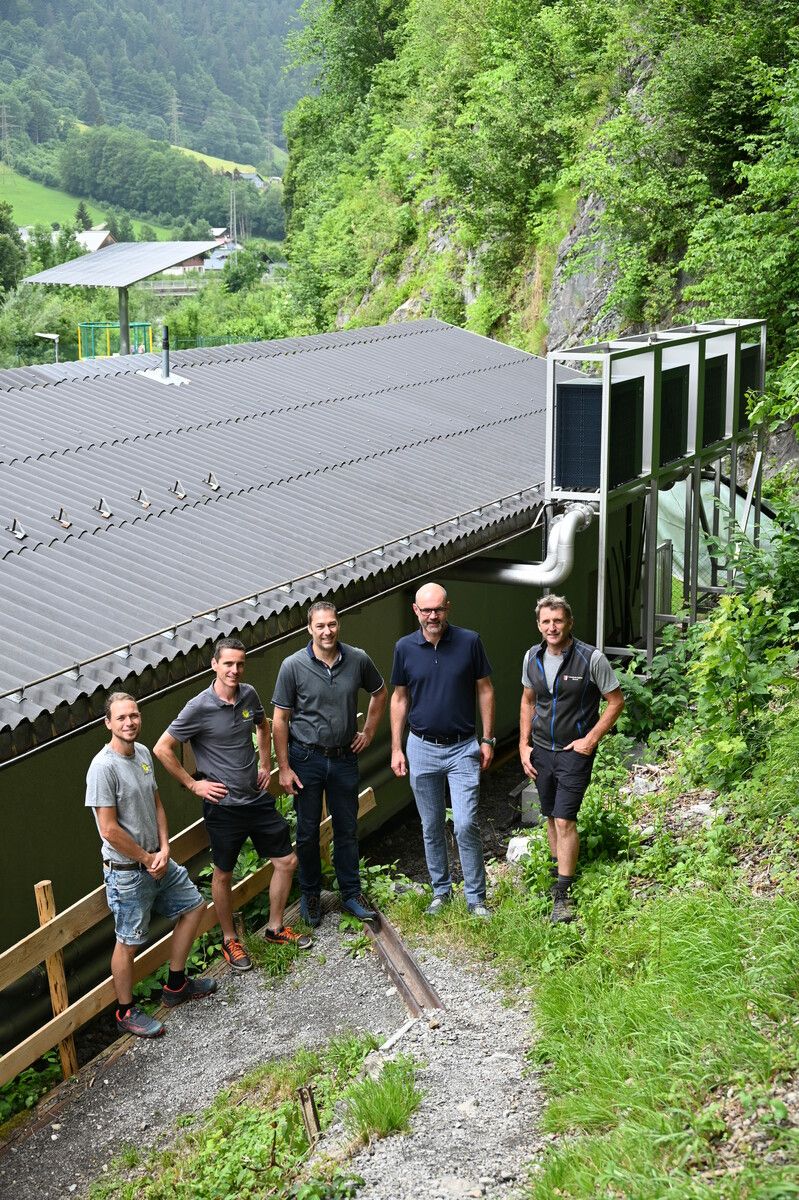 Die ausführenden Firmen und Bürgermeister Martin Burtscher sowie Gemeindearbeiter Werner Nessler überzeugten sich von dem tollen Projekt. DOB