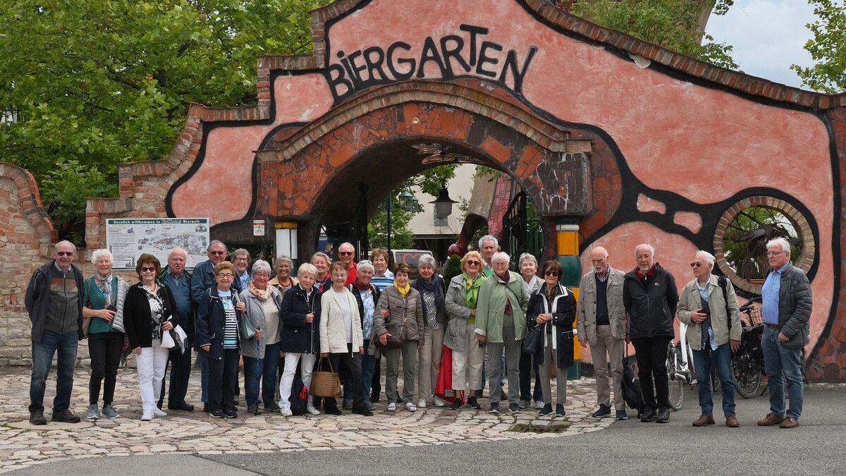 Die Bregenzer Jahrgänger(innen) 1940 machten eine Führung durch die von Hundertwasser inspirierte Kuchelbauer’s Bierwelt.Bregenzer Jahrgang 1940