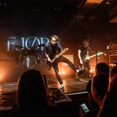Elektronische, Metal- und Pianoklänge